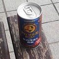 写真: ベンチの上の缶コーヒー（9月18日）