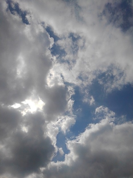 写真: 雲の隙間の青空（9月29日）