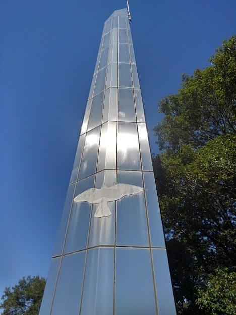 写真: 長峰公園の丘のシンボルタワーの柱（9月19日）