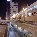 写真: 街灯が光る夜の宇都宮駅（10月8日）
