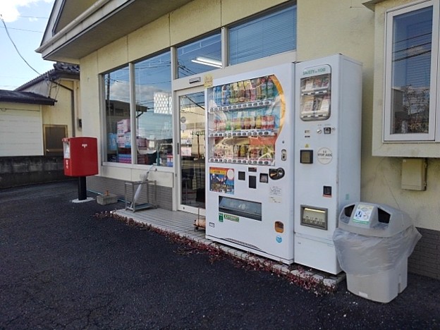 薬屋の前のポストと自動販売機のある景色（10月23日）