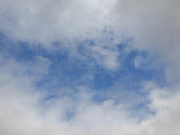 写真: 雲の隙間からの青空（10月26日）