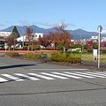 写真: 交差点の奥に山が見える景色（11月3日）
