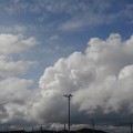 写真: 街灯の後ろの大きな雲（11月8日）