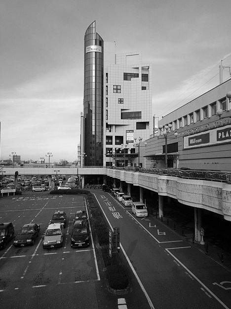 写真: 宇都宮駅前の景色・モノクロ（12月10日）