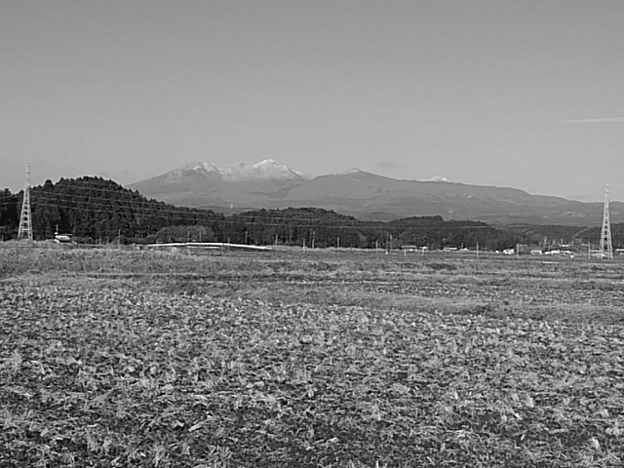 写真: 雪が積もった山もある景色・モノクロ（12月9日）