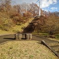 写真: 長峰公園の丘の石のベンチとタワーの景色（12月4日）