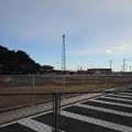 写真: 公園の駐車場から見えた鉄塔（12月19日）