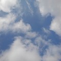写真: 雲の隙間の空（3月3日）
