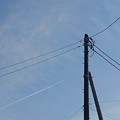 電柱の奥の飛行機雲（3月7日）