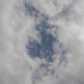 写真: 雲の隙間から見えた空（5月7日）