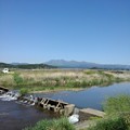 写真: 川の堰と綺麗な空（5月10日）