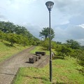 写真: 長峰公園の丘の街灯と石のベンチ（7月23日）