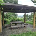 写真: 川崎城跡の丘の休憩所（8月7日）