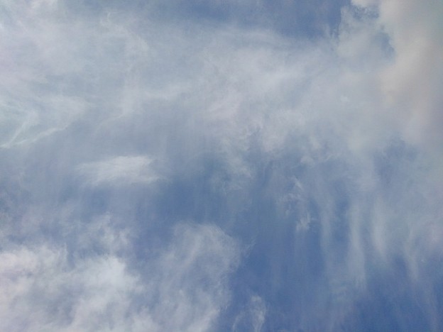 写真: 広がる晴れ間と薄い雲（9月13日）