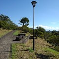 写真: 長峰公園の丘の街灯がある道（9月10日）