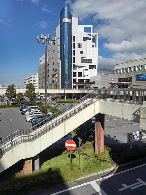 写真: 駅前ホテルのビルもある景色（10月14日）