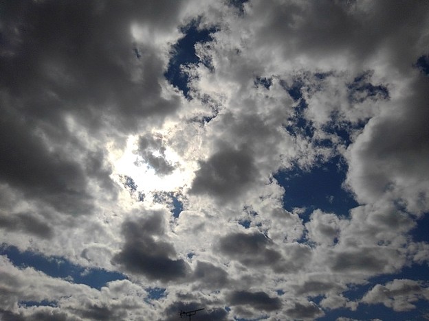 写真: 雲が入り乱れる空（10月29日）