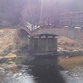 写真: 川崎城跡公園の木製の橋（2月23日）