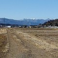 写真: 畦道と山（2月6日）