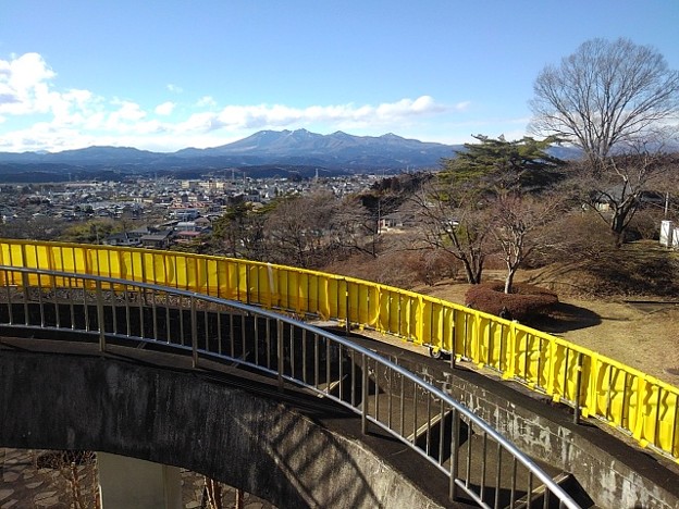 写真: 長峰公園のタワーの螺旋階段と高原山（2月20日）