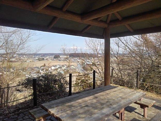 川崎城跡公園の丘の中腹の休憩所の内部（2月23日）