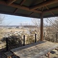 Photos: 川崎城跡公園の丘の中腹の休憩所の内部（2月23日）