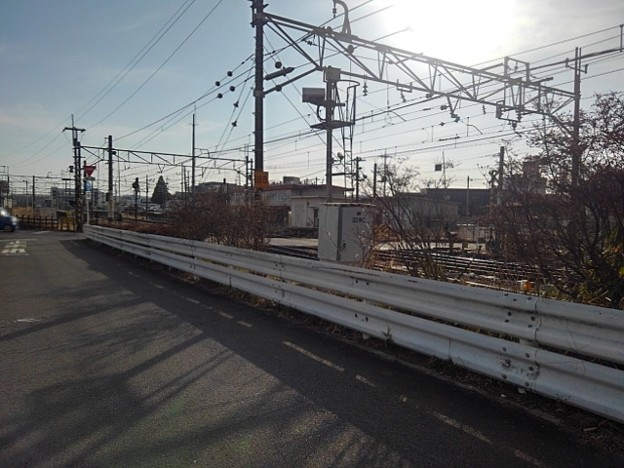 写真: 線路が見える道路（3月5日）