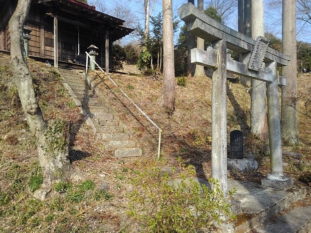 川崎城跡公園の丘の神社（2月23日）