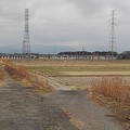写真: 鉄塔と新幹線ガード（3月6日）