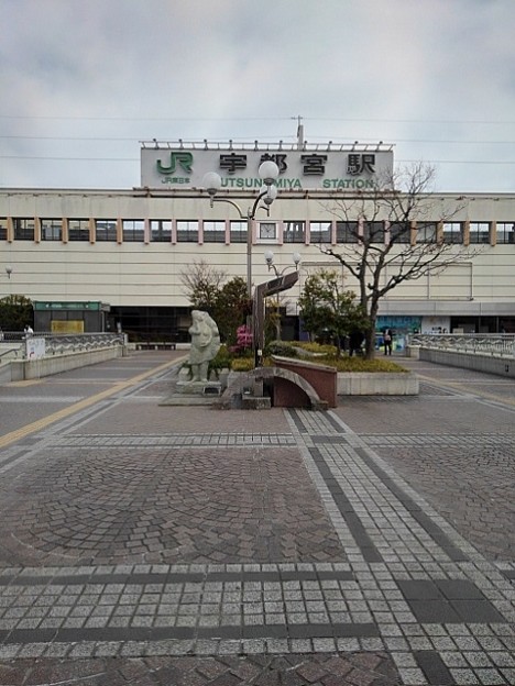 餃子像と駅舎（3月31日）