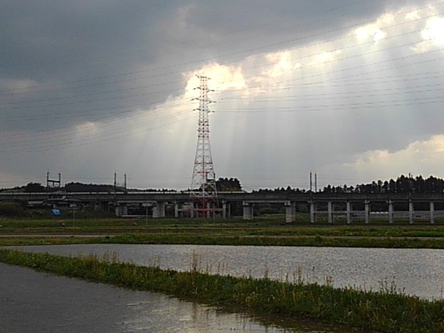 水田の幻想的な雲と鉄塔（4月21日）