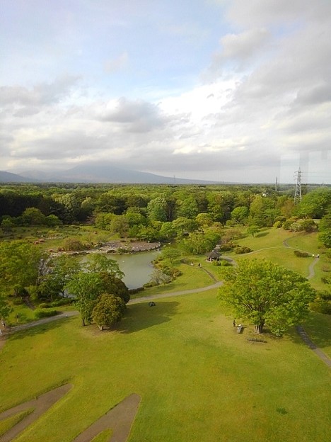 那須野が原公園のタワーから見えた池と広場（4月29日）