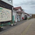 矢板駅の駅舎と歩道（5月26日）