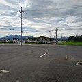 写真: 駐車場の奥に山（7月12日）