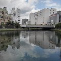 写真: ビルや青空などが映り込んだ宇都宮の川（7月21日）