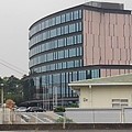 写真: バーミヤンの駐車場から見えた大田原市役所（7月5日）