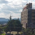 写真: 屋上駐車場から見えたビジネスホテル（7月2日）
