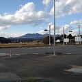 写真: 交差点の奥の高原山（11月29日）