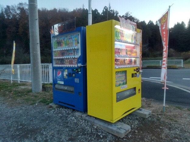 写真: 郊外の自動販売機（12月7日）