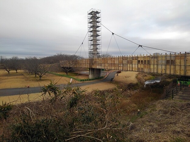 写真: ゆうゆうパークの工事中の陸橋（1月2日）