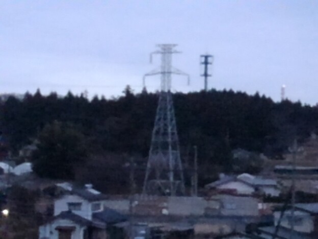 陸橋からの目立つ鉄塔（12月19日）
