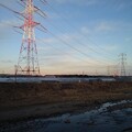 写真: 赤と白の鉄塔と川（1月11日）