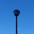 写真: 青空とシングル街灯（1月4日）