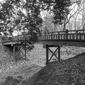 写真: ゆうゆうパークの丘の陸橋・モノクロ（1月2日）