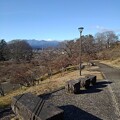 写真: 石のベンチと高原山（1月1日）