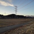 写真: 水田や森の奥の鉄塔（1月11日）