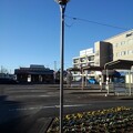 写真: 街灯とバスターミナルと花壇（1月12日）