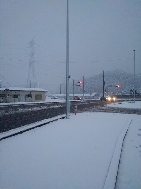 写真: 雪の交差点（2月5日）