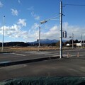 写真: 交差点と山（1月15日）
